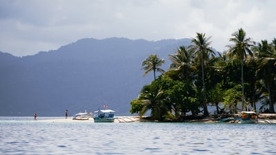 船在岛附近的海洋中航行